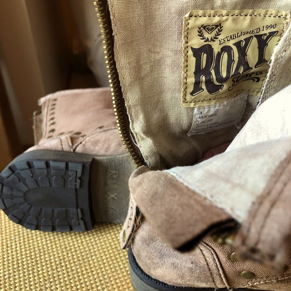 Roxy lace up concord boots with studded detail and back zipper. Size 6. - Picture 2 of 4